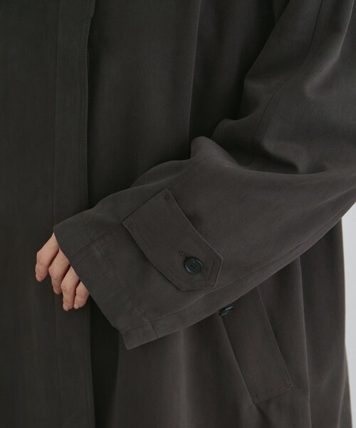 ADAM ET ROPE'（アダムエロペ）の「【WEB限定】エフォートレスステンカラーコート（トレンチコート・レディース・チャコール/ベージュ・F）」の19枚目の写真