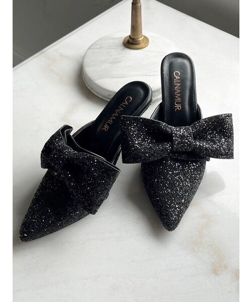 CALNAMUR（カルナムール）の「SHINY BIG RIBBON CLIP MULE/シャイニービッグリボンクリップミュール（サンダル・レディース・ホワイト/ブラック/シルバー・S/M/L）」の8枚目の写真