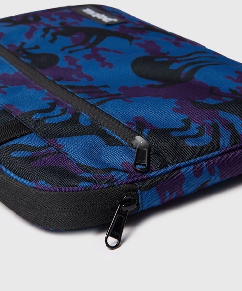 ADAM ET ROPE'（アダムエロペ）の「【by Parra/バイ・パラ】Purple camo beast laptop sleeve（ポーチ・メンズ・ブルー系・M）」の5枚目の写真