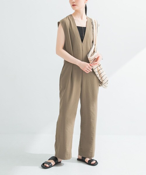 URBAN RESEARCH（アーバンリサーチ）の「『2サイズ展開』リネンライク深Vネックオールインワン（サロペット/オーバーオール・レディース・KHAKI/BLACK・36/38）」の20枚目の写真