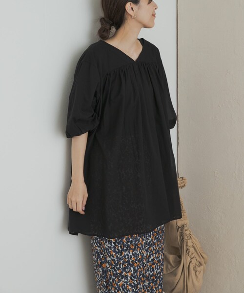 URBAN RESEARCH DOORS(アーバンリサーチドアーズ)の「コットンボイルVネックチュニック(チュニック・レディース・OFF/BLACK・M)」の2枚目の写真