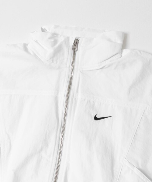 URBAN RESEARCH DOORS(アーバンリサーチドアーズ)の「NIKE NSW エブリシング ウーヴン RPL UV(ブルゾン・レディース・ホワイト/ブラック・S)」の5枚目の写真