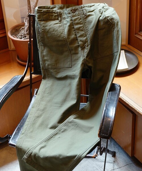 ADAM ET ROPE'(アダムエロペ)の「BAKER PANTS(スラックス・メンズ・スミクロ/オリーブ・S/L/M)」の6枚目の写真