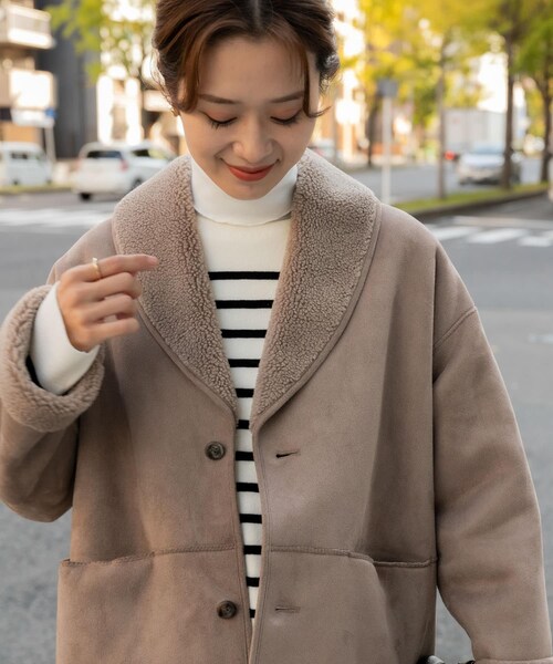 URBAN RESEARCH DOORS（アーバンリサーチドアーズ）の「フェイクムートンミドルコート（ムートンコート・レディース・GREGE/BEIGE・M）」の4枚目の写真