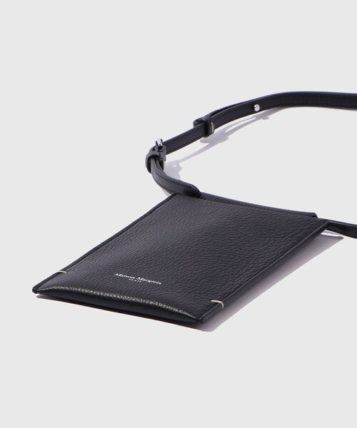 ADAM ET ROPE'（アダムエロペ）の「【Maison Margiela/メゾン マルジェラ】PHONE NECK POUCH（ポーチ・メンズ・ブラック・F）」の6枚目の写真
