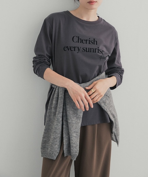URBAN RESEARCH DOORS（アーバンリサーチドアーズ）の「フロッキーロゴプリントロングTシャツ 26AW（Tシャツ/カットソー・レディース・OFF/CHARCOAL・Free）」の2枚目の写真