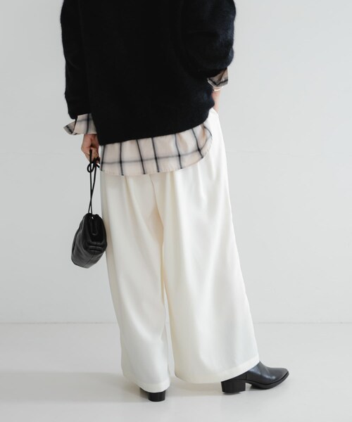 URBAN RESEARCH(アーバンリサーチ)の「ストレッチタックギャザーワイドパンツ(その他パンツ・レディース・OFF WHITE/BLUE/CHARCOAL・36/38)」の6枚目の写真
