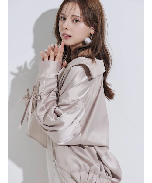 MERCURYDUO(マーキュリーデュオ)の「サテンスタンドカラーブルゾン(ブルゾン・レディース・ベビーピンク/アイスブルー・F)」の1枚目の写真