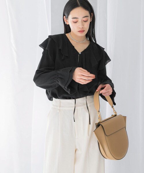 URBAN RESEARCH ROSSO（アーバンリサーチロッソ）の「『WEB/一部店舗限定』ラッフルデザインブラウス（シャツ/ブラウス・レディース・OFF WHITE/BLACK/PINK・FREE）」の21枚目の写真