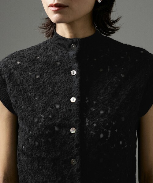 ADAM ET ROPE'(アダムエロペ)の「【J'aDoRe限定】【R&D.M.Co-OLDMAN'S TAILOR】LACE FLOWER NO SLEEVE CARDIGAN(ベスト・レディース・ブラック/ホワイト・F)」の22枚目の写真