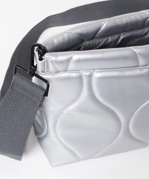 URBAN RESEARCH Sonny Label（アーバンリサーチサニーレーベル）の「LE VERNIS　キルティングクラッチ（クラッチバッグ・レディース・モカ/ブラック/シルバー・one）」の16枚目の写真