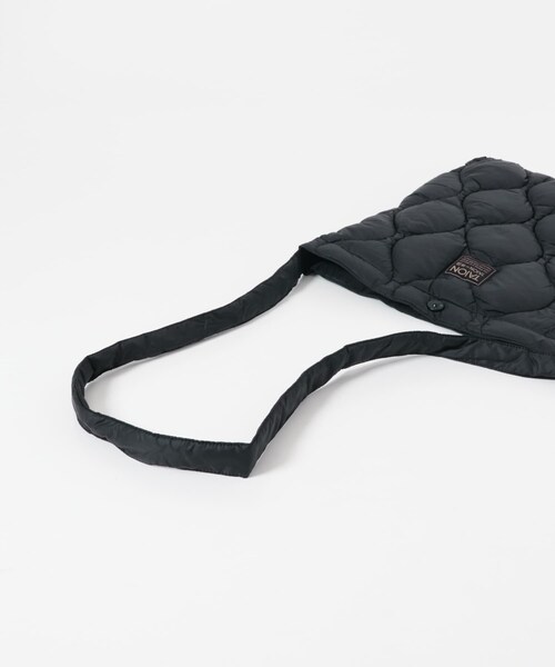 ITEMS URBANRESEARCH（アイテムズ アーバンリサーチ）の「TAION　Cross Body Down Bag -M（ショルダーバッグ・メンズ・BLK/G.BEIGE/D.OLIVE/D.NAVY/PAINT CAMO・-）」の13枚目の写真