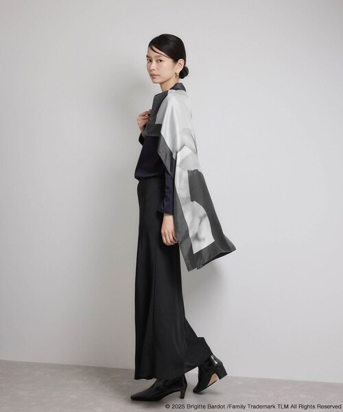 ROPE'（ロペ）の「【Brigitte Bardot×ROPE'・コラボ】プリントシルクスカーフ/Lサイズ（バンダナ/スカーフ・レディース・ブラック/ブラック系・F）」の9枚目の写真