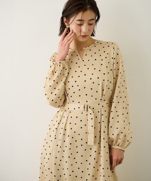 ROPE'（ロペ）の「ドットプリントウエストベルトワンピース（ワンピース・レディース・キナリ/ネイビー/ベージュ・36/38）」の18枚目の写真
