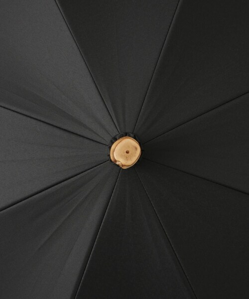 ROPE'（ロペ）の「[晴雨兼用]バンブーハンドルバイカラーパラソル(長傘・日傘)/UV100%カット/完全遮光生地（長傘・レディース・ブラック/キナリ・F）」の6枚目の写真