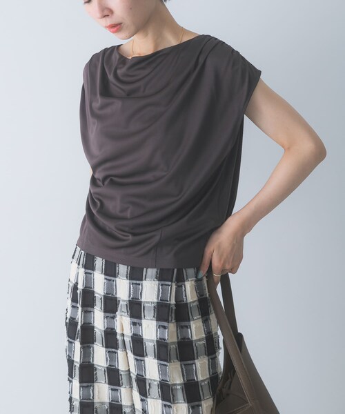URBAN RESEARCH ROSSO（アーバンリサーチロッソ）の「トリアセ混ドレープネックカットソー（Tシャツ/カットソー・レディース・OFF WHITE/BROWN・Free）」の11枚目の写真