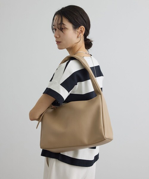 ADAM ET ROPE'(アダムエロペ)の「【WEB限定】スプリットレザーHOBOバッグ(ハンドバッグ・レディース・ブラック/ベージュ・F)」の6枚目の写真