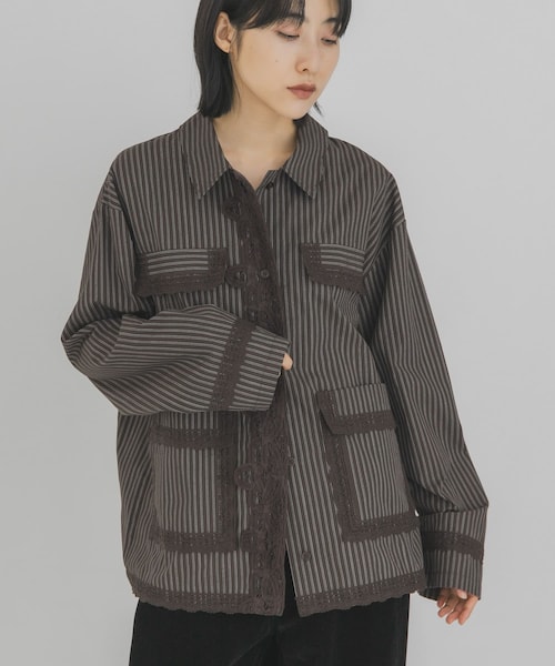 KBF（ケイビーエフ）の「バテンレースストライプシャツ（シャツ/ブラウス・レディース・BROWN/IVORY/BLUE GRAY・One）」の2枚目の写真
