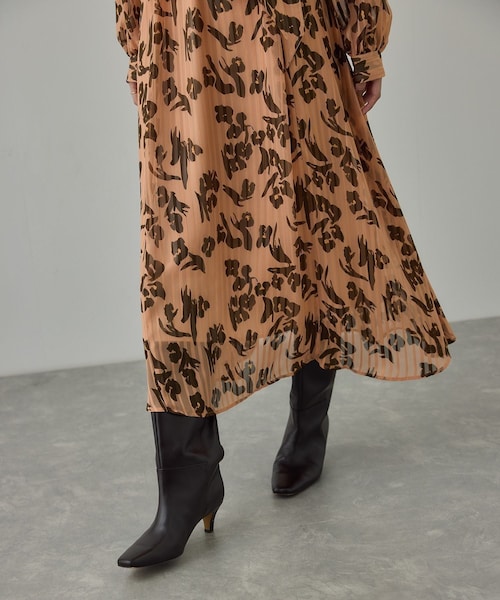 ROPE'（ロペ）の「フラワープリントタックワンピース/イージーケア（ワンピース・レディース・ダークブラウン系/オレンジ系・F）」の8枚目の写真