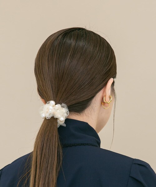 URBAN RESEARCH ROSSO（アーバンリサーチロッソ）の「kaene　チュールフリルパールシュシュ（ヘアゴム・レディース・OFF WHITE/BLACK・Free）」の3枚目の写真