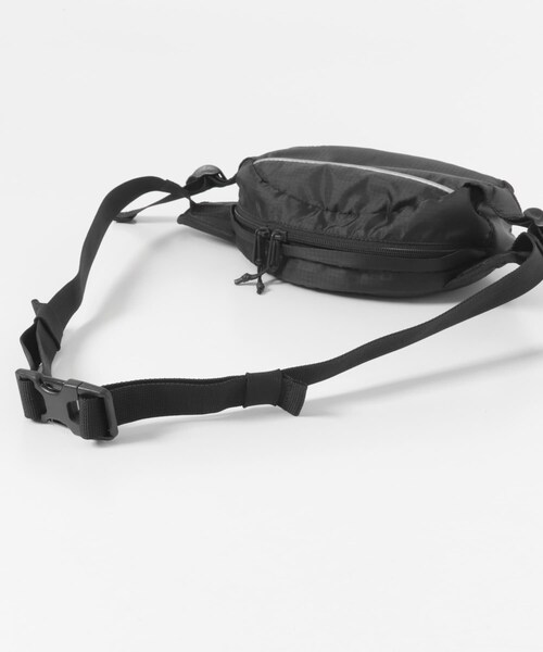 URBAN RESEARCH DOORS(アーバンリサーチドアーズ)の「『別注』Marmot×DOORS BODY BAG(ボディバッグ/ウエストポーチ・メンズ・BLACK/GRAY/NAVY・One)」の9枚目の写真