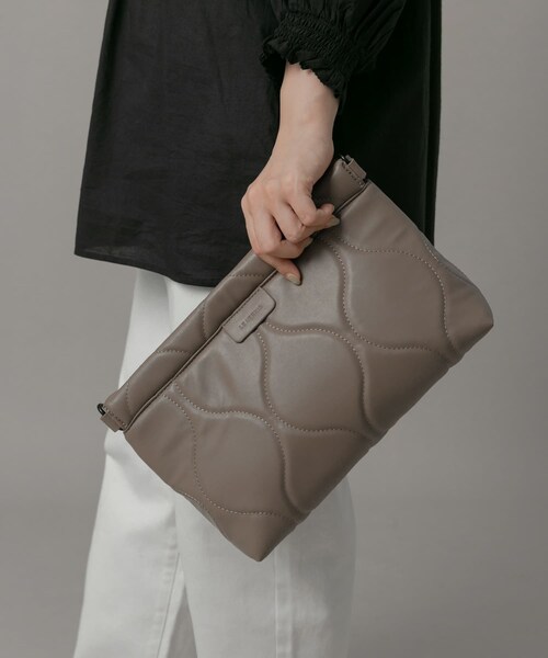 URBAN RESEARCH Sonny Label（アーバンリサーチサニーレーベル）の「LE VERNIS　キルティングクラッチ（クラッチバッグ・レディース・モカ/ブラック/シルバー・one）」の8枚目の写真