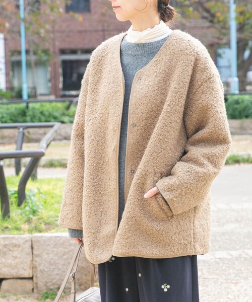 ITEMS URBANRESEARCH(アイテムズ アーバンリサーチ)の「ボアジャケット(ノーカラージャケット・レディース・OFF/GRY/L.BRN・Free)」の2枚目の写真