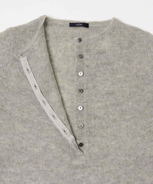 かぐれ(カグレ)の「YLEVE ALPACA KNIT HENLY NECK(ニット/セーター・レディース・FOG/OFF WHITE・1)」の15枚目の写真