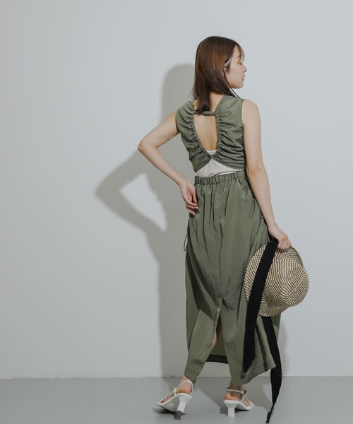 SENSE OF PLACE by URBAN RESEARCH(センスオブプレイスバイアーバンリサーチ)の「ナイロンギャザーコクーンワンピース(ワンピース・レディース・KHAKI/BLACK/BLUE・COMPACT/one)」の14枚目の写真