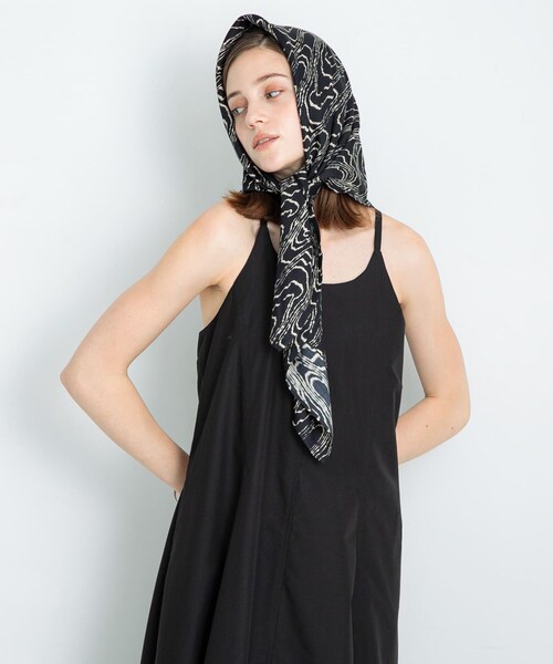 URBAN RESEARCH Sonny Label（アーバンリサーチサニーレーベル）の「大判ニュアンスプリントスカーフ（バンダナ/スカーフ・レディース・ピスタチオ系/ブラック系/ブラウン系・FREE）」の7枚目の写真