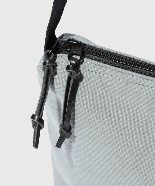 ADAM ET ROPE'(アダムエロペ)の「【THE NORTH FACE Purple Label】Field Small Shoulder Bag(ショルダーバッグ・メンズ・ブラック/チャコール/カーキ・F)」の14枚目の写真