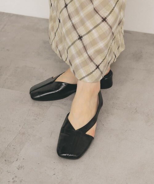 KBF（ケイビーエフ）の「アシンメトリーストラップパンプス（パンプス・レディース・BLACK/CAMEL・36/37/38）」の4枚目の写真