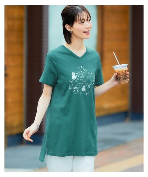 nissen（ニッセン）の「【綿１００％】プリントV ネックチュニックTシャツ（接触冷感・UVカット）（選べる柄）＜大きいサイズ有＞（チュニック・レディース・カジュアルロゴ:グレージュ/カジュアルロゴ:アイス杢/タテロゴ:黒/タテロゴ:オフホワイト/カレッジロゴ:オフホワイト/カレッジロゴ:グレージュ/ソファネコ:スモーキーブルー/かくれんぼネコ:ネイビー/かくれんぼネコ:アイス杢/タワー:ミント/カットフラワー:ラベンダー/マリンロゴ:ブルーグリーン/アメカジロゴ:チャコールグレー/フライングバード:モーブグリーン/大人ロゴ:オフホワイト/ポップネコ:ブルーグリーン/カーブロゴ:黒/ソフトロゴ:チャコールグレー/ボタニカル:ミント/ハートロゴ:ピンクベージュ/衿花:ダークブルー/ブックネコ:オートミール/フレンチロゴ:ベージュ/筆記ロゴ:オフホワイト/パンダ:チャコールグレー/伸びネコ:ネイビー/花:ダークピンク・S/M/L/LL/3L/4L/5L/6L）」の22枚目の写真