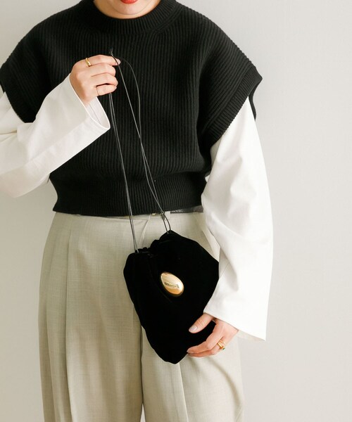 URBAN RESEARCH(アーバンリサーチ)の「『一部別注カラー』JAMIRAY EGGVELVET D/S PUFFER BAG(ショルダーバッグ・レディース・BLUE/BLACK/別注RED・-)」の5枚目の写真
