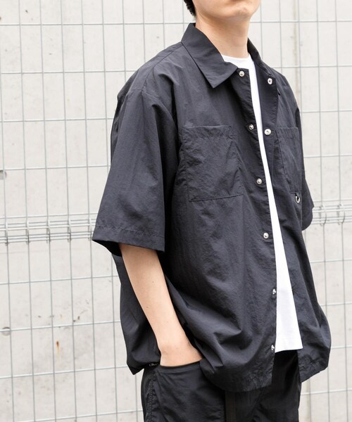 ITEMS URBANRESEARCH(アイテムズ アーバンリサーチ)の「『撥水/イージーケア/接触冷感/UVカット』タスランナイロンスナップボタン半袖シャツ(シャツ/ブラウス・メンズ・CHA/NVY/BLK・M/L)」の6枚目の写真