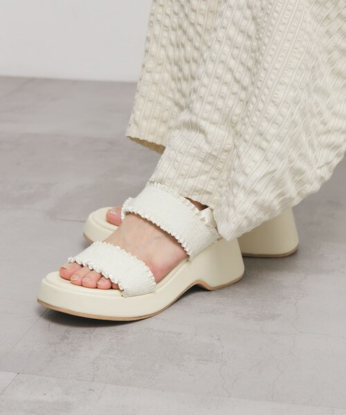 KBF（ケイビーエフ）の「シャーリングベルトサンダル（サンダル・レディース・CREAM/BLACK・36/37/38）」の4枚目の写真