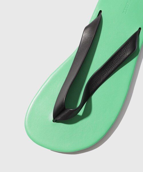ADAM ET ROPE'(アダムエロペ)の「【AURALEE/オーラリー】SOFT LEATHER FLIP-FLOPS(サンダル・メンズ・ブラック/グリーン・25.0/26.0/27.0)」の12枚目の写真