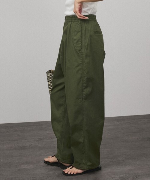 ADAM ET ROPE'（アダムエロペ）の「【WEB限定】2WAYミリタリータックカーゴパンツ［コットンブレンド］（カーゴパンツ・レディース・ベージュ/カーキ・F）」の3枚目の写真