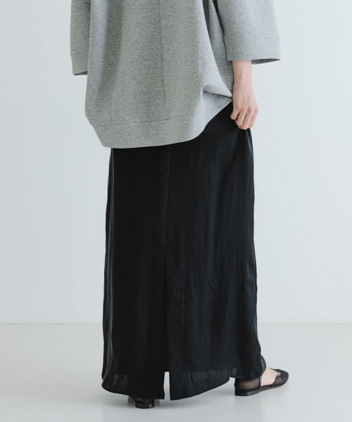 URBAN RESEARCH（アーバンリサーチ）の「『2サイズ展開』キュプラサテンストレートスカート（スカート・レディース・BEIGE/BLACK/BROWN・36/38）」の7枚目の写真