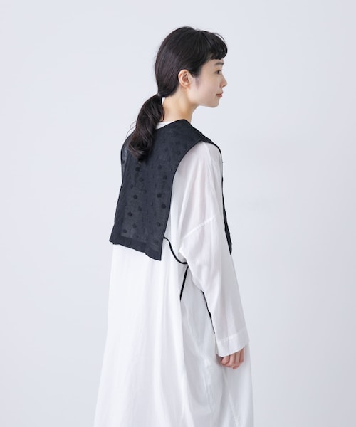かぐれ（カグレ）の「ドット刺繍ウールガーゼビブ（ベスト・レディース・IVORY/BLACK・FREE）」の3枚目の写真