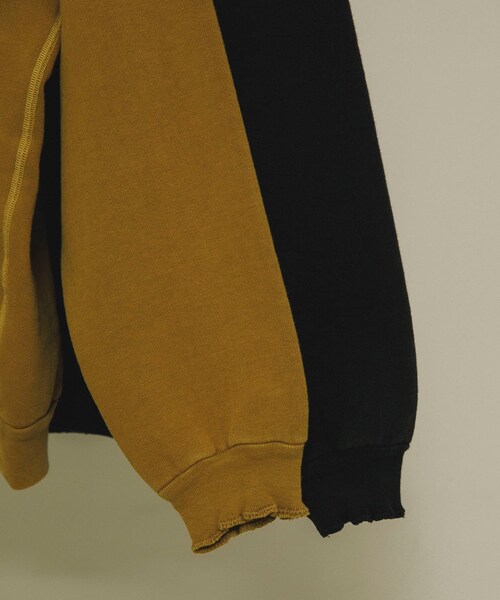 URBAN RESEARCH(アーバンリサーチ)の「A PRESSE Vintage Double V Sweatshirt(スウェット・メンズ・BLACK/GOLD・2/3)」の9枚目の写真