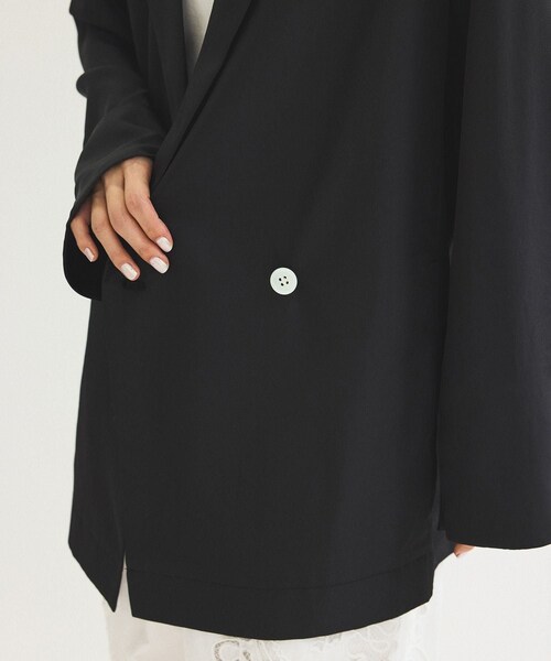 ADAM ET ROPE'(アダムエロペ)の「【サステナブル】ガウンジャケット(テーラードジャケット・レディース・ブラック/オフホワイト・F)」の11枚目の写真
