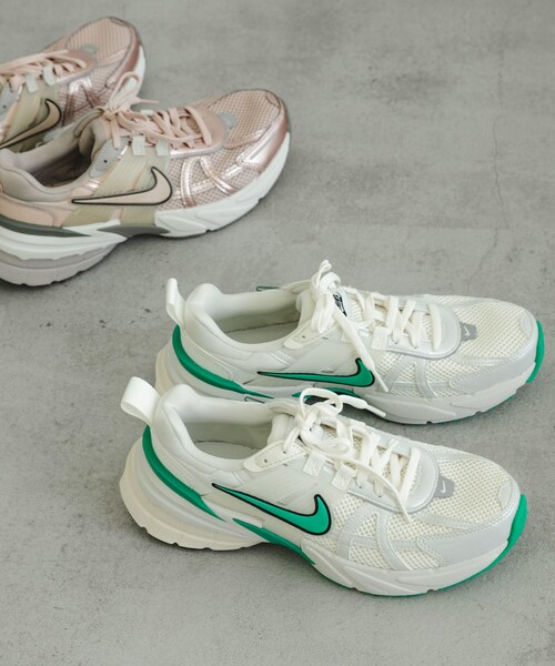 URBAN RESEARCH（アーバンリサーチ）の「NIKE　V2Kラン（スニーカー・レディース・ピュア メタリック/ホワイト/シルバー/SAIL/ST GR/PRTCL BG・23.5/24/24.5/23/25）」の19枚目の写真