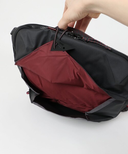EKAL(エカル)の「KLATTERMUSEN Gaut Messenger Bag(メッセンジャーバッグ・メンズ・F Green/S Creme/Raven・one)」の12枚目の写真