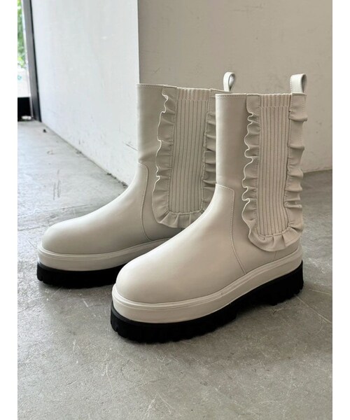 CALNAMUR（カルナムール）の「SIDE GORE FRILL SHORT BOOTS/サイドゴアフリルショートブーツ（ブーツ・レディース・アイボリー/ブラック・M/L/S）」の5枚目の写真