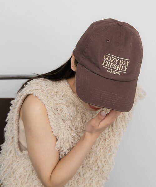 KBF（ケイビーエフ）の「カフェロゴエンブロイダリーCAP（キャップ・レディース・BROWN/BLACK・one）」の3枚目の写真