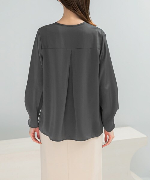 URBAN RESEARCH ROSSO（アーバンリサーチロッソ）の「ピーチサテンデザインスリーブブラウス（シャツ/ブラウス・レディース・OFF WHITE/CHARCOAL・Free）」の16枚目の写真