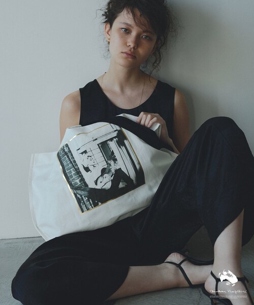 ADAM ET ROPE'（アダムエロペ）の「【AUDREY HEPBURN COLLECTION BY JUN】フォトプリント トートバッグ（トートバッグ・レディース・ホワイト/ホワイト系・F）」の5枚目の写真