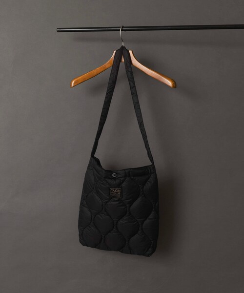 ITEMS URBANRESEARCH（アイテムズ アーバンリサーチ）の「TAION　Cross Body Down Bag -M（ショルダーバッグ・メンズ・BLK/G.BEIGE/D.OLIVE/D.NAVY/PAINT CAMO・-）」の9枚目の写真