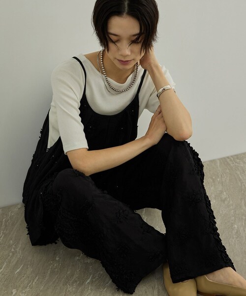 ADAM ET ROPE'(アダムエロペ)の「【WEB先行販売】【crinkle crinkle crinkle】別注レーヨンシャンタン 3D刺繍キャミソール(キャミソール・レディース・ブラック/ホワイト・F)」の8枚目の写真